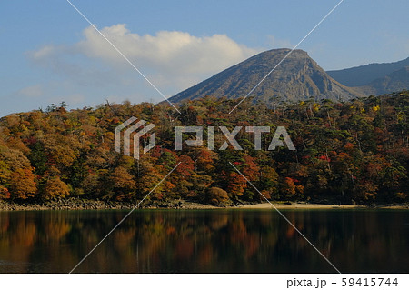えびの高原の不動池に広がる美しい秋の紅葉 59415744