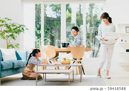 若い家族の団らん 59416588