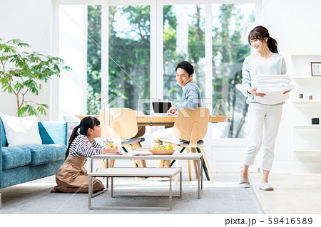 若い家族 59416589