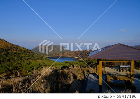 展望台の上から眺めるえびの高原の綺麗な火山湖の風景 59417196