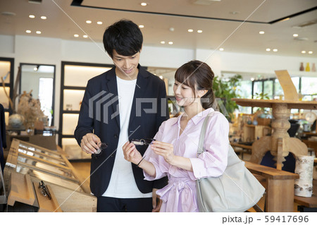 カップル 夫婦 眼鏡屋 店員 客 接客 カップル 夫婦 眼鏡屋 店員 客 接客 59417696