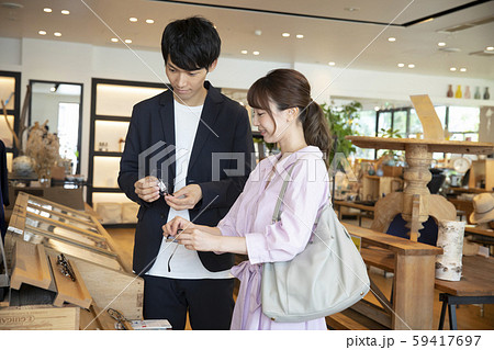 カップル　夫婦　眼鏡屋　店員　客　接客 59417697