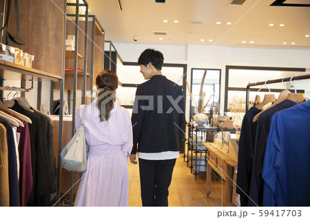 ショッピング　買い物　カップル　夫婦　服　服屋 59417703