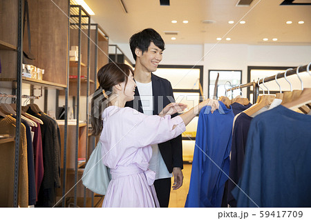ショッピング　買い物　カップル　夫婦　服　服屋 59417709