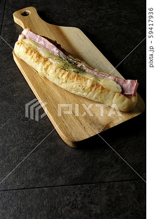 ハムとマヨネーズの惣菜パン 59417936