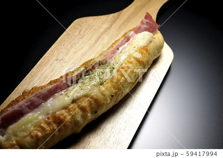 ハムとマヨネーズの惣菜パン 59417994