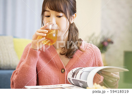 女性　缶ビール　晩酌　宅飲み　家飲み　雑誌 59418019