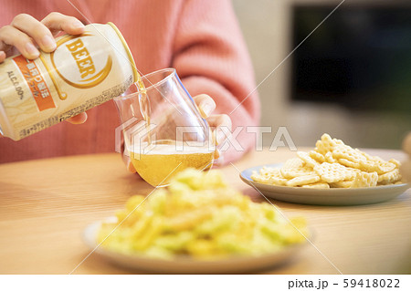 女性　缶ビール　晩酌　宅飲み　家飲み 59418022