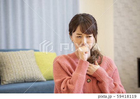 女性　風邪　咳　苦しい　喘息 59418119