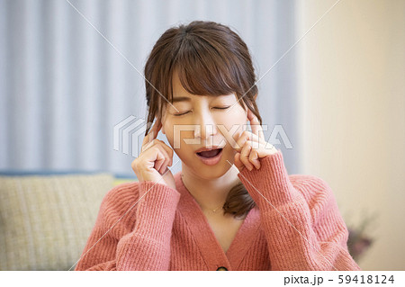 女性 中耳炎 難聴 耳 塞ぐ 病気 騒音 うるさい 女性 中耳炎 難聴 耳 塞ぐ 病気 騒音 うるさい 59418124