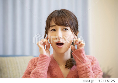 女性　中耳炎　難聴　耳　塞ぐ　病気　騒音　うるさい 59418125