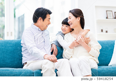 シニアの夫婦と孫 シニアの夫婦と孫 59418254