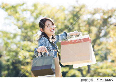 若い女性　買い物　バーゲン 59418665