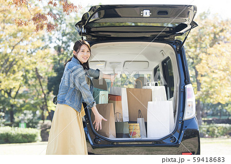 若い女性　買い物　バーゲン 59418683