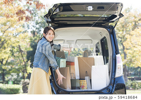 若い女性 買い物 バーゲン 若い女性 買い物 バーゲン 59418684