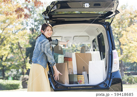 若い女性　買い物　バーゲン 59418685