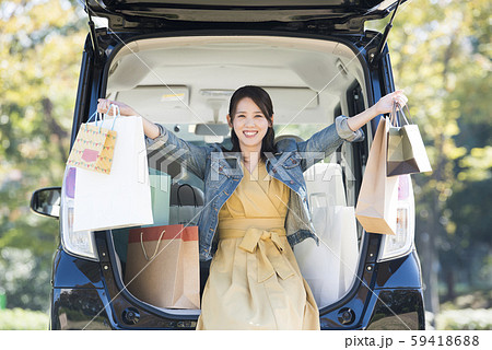 若い女性　買い物　バーゲン 59418688