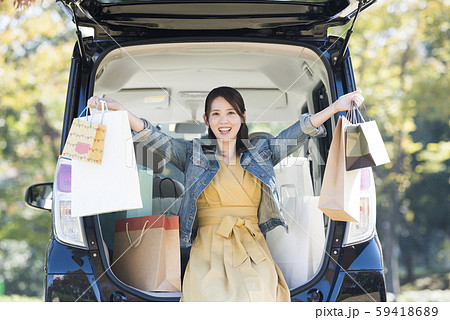 若い女性 買い物 バーゲン 若い女性 買い物 バーゲン 59418689