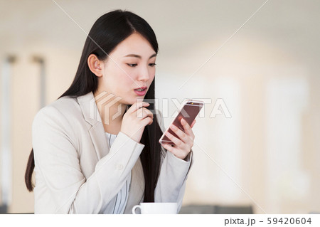 カフェ　コワーキング　女性　ビジネス　ビジネスウーマン 59420604