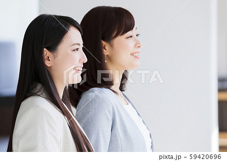 ビジネス　チーム　シェアオフィス　女性　オフィス　ビジネスウーマン 59420696