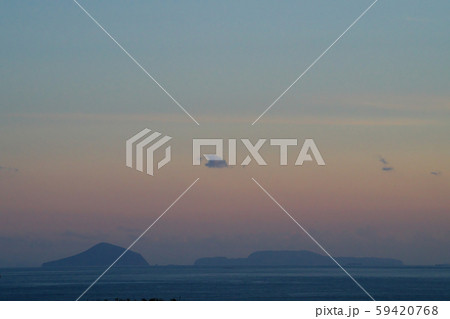 夕暮れの海と島 59420768