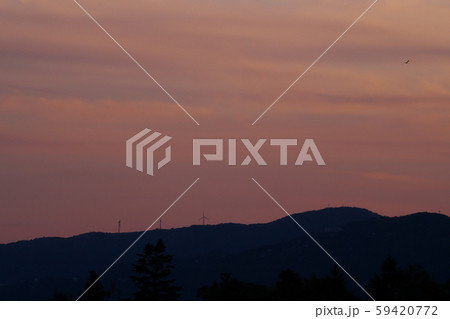 夕暮れ 山のシルエット 夕暮れ 山のシルエット 59420772