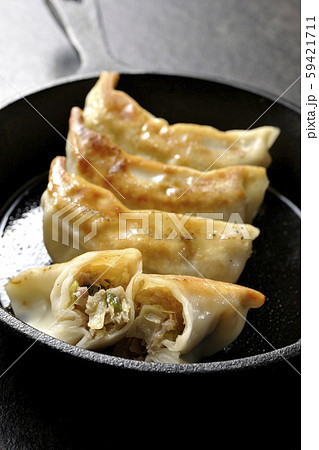 切れてる餃子 59421711