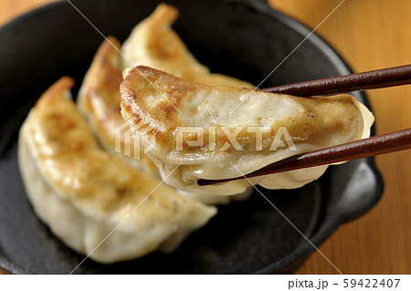 餃子を食べる 餃子を食べる 59422407