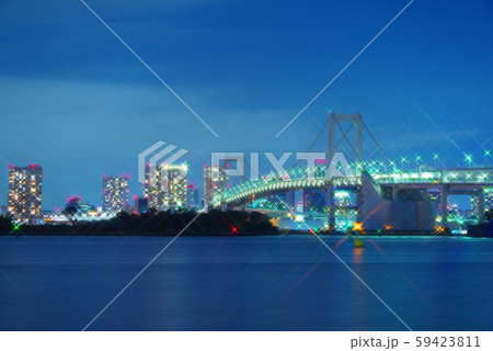 お台場海浜公園から望む夜のレインボーブリッジ お台場海浜公園から望む夜のレインボーブリッジ 59423811