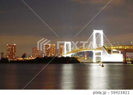 お台場海浜公園から望む夜のレインボーブリッジ 59423821