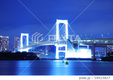 お台場海浜公園から望む夜のレインボーブリッジ お台場海浜公園から望む夜のレインボーブリッジ 59423827