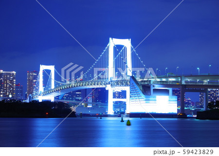 お台場海浜公園から望む夜のレインボーブリッジ 59423829