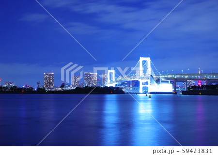 お台場海浜公園から望む夜のレインボーブリッジ お台場海浜公園から望む夜のレインボーブリッジ 59423831