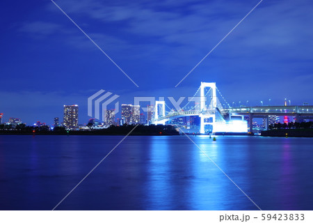 お台場海浜公園から望む夜のレインボーブリッジ 59423833