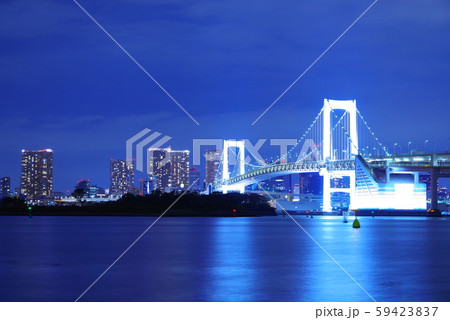 お台場海浜公園から望む夜のレインボーブリッジ 59423837