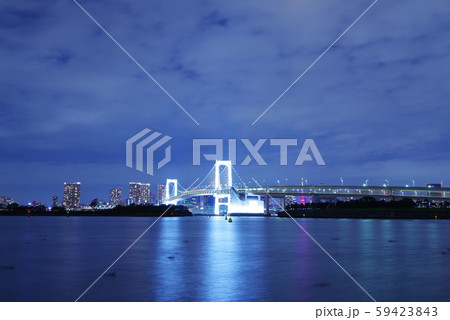 お台場海浜公園から望む夜のレインボーブリッジ お台場海浜公園から望む夜のレインボーブリッジ 59423843