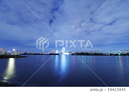 お台場海浜公園から望む夜のレインボーブリッジ 59423845