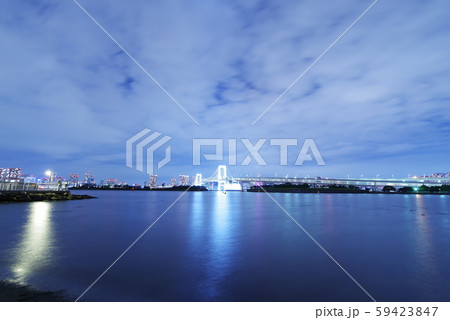 お台場海浜公園から望む夜のレインボーブリッジ お台場海浜公園から望む夜のレインボーブリッジ 59423847