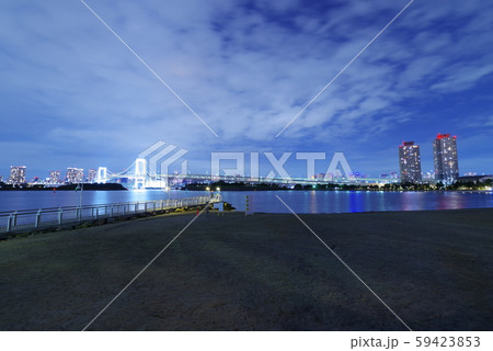 お台場海浜公園から望む夜のレインボーブリッジ お台場海浜公園から望む夜のレインボーブリッジ 59423853