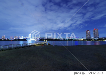 お台場海浜公園から望む夜のレインボーブリッジ お台場海浜公園から望む夜のレインボーブリッジ 59423854
