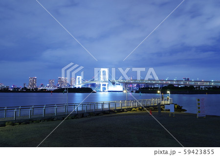 お台場海浜公園から望む夜のレインボーブリッジ 59423855