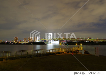 お台場海浜公園から望む夜のレインボーブリッジ お台場海浜公園から望む夜のレインボーブリッジ 59423856