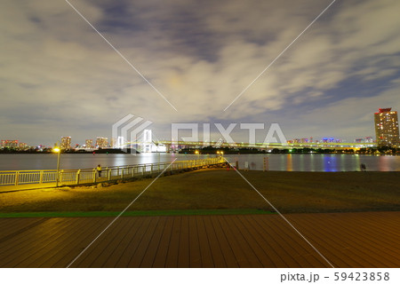 お台場海浜公園から望む夜のレインボーブリッジ お台場海浜公園から望む夜のレインボーブリッジ 59423858