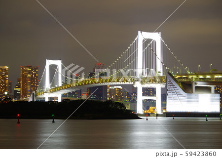 お台場海浜公園から望む夜のレインボーブリッジ 59423860