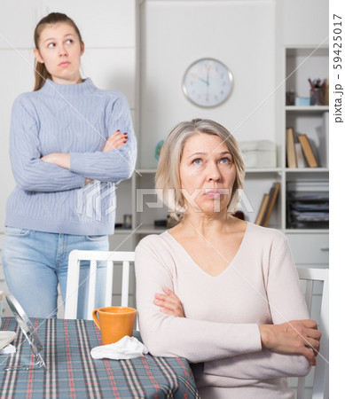 Adult daughter quarreled with her mother 59425017