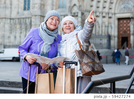 Elderly women tourists with city guide Elderly women tourists with city guide 59427274