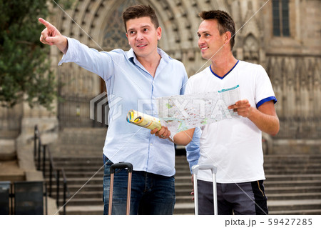 Male tourists with map and baggage 59427285