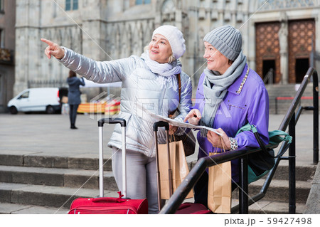 Elderly women tourists with city guide 59427498
