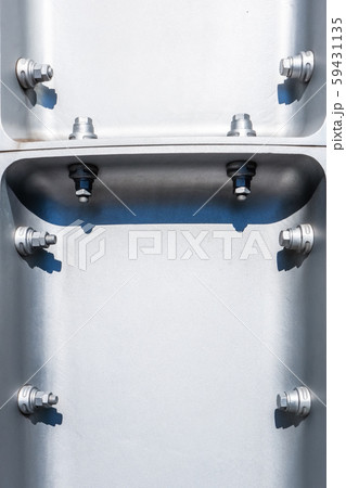 ボルト止めされた鉄板建材 59431135