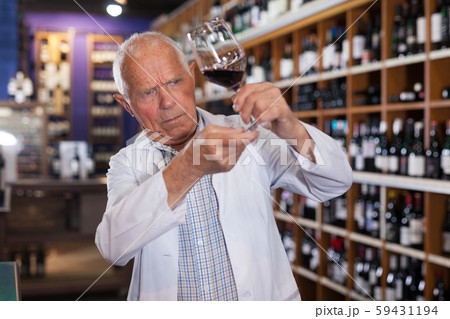 Winemaker checking wine in store 59431194